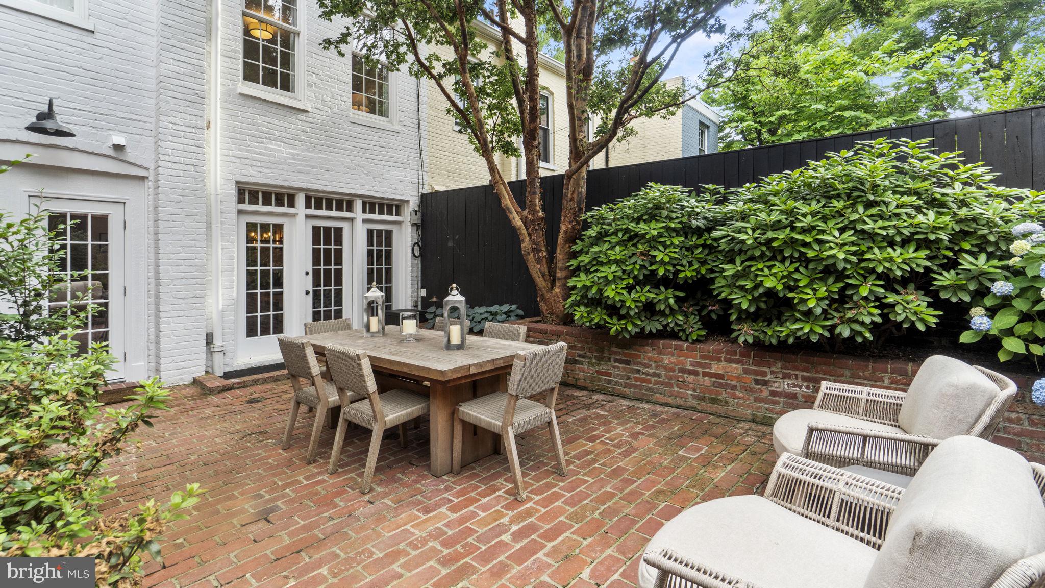 3025 Cambridge Pl NW