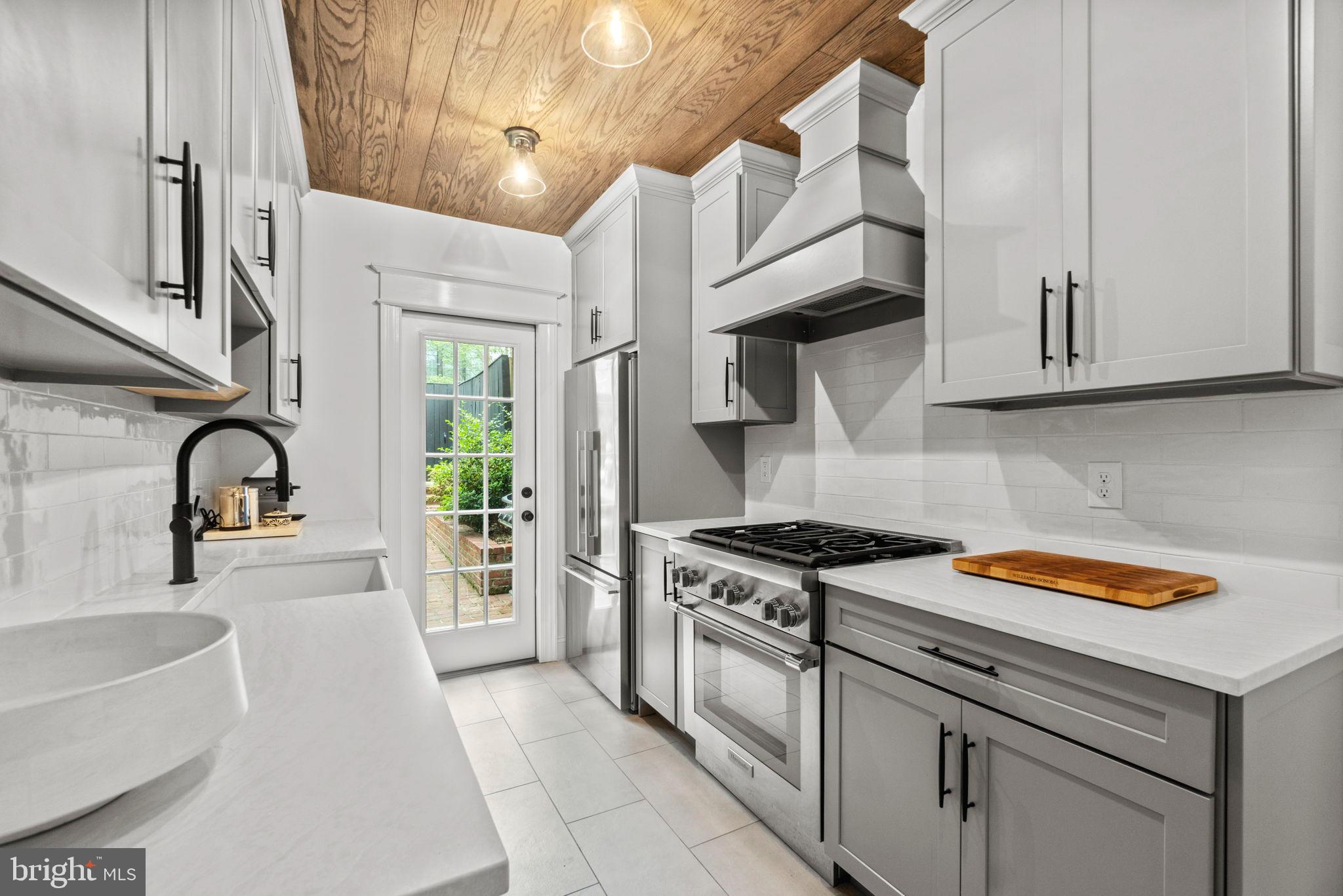 3025 Cambridge Pl NW