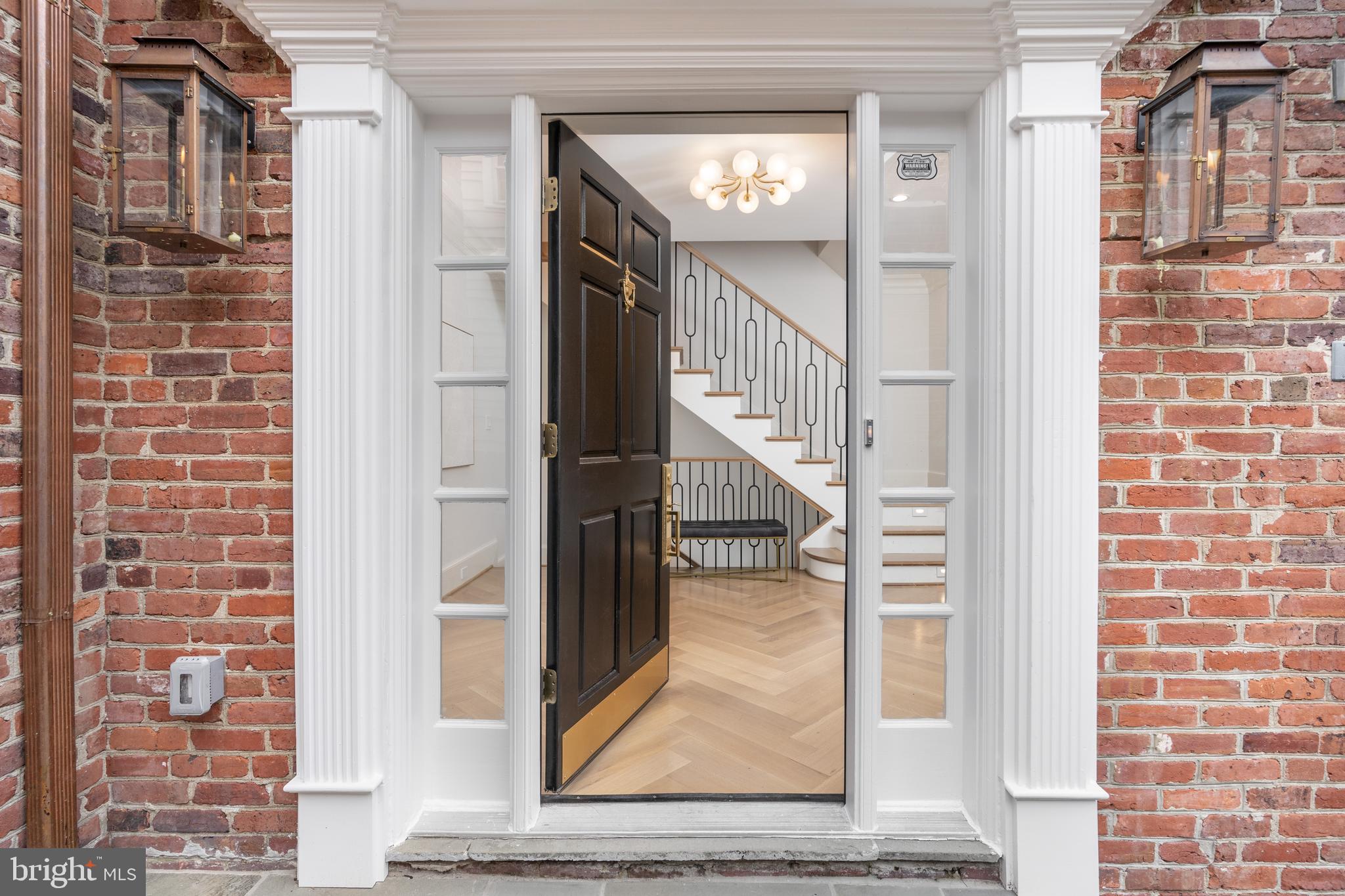 2817 Dumbarton St NW