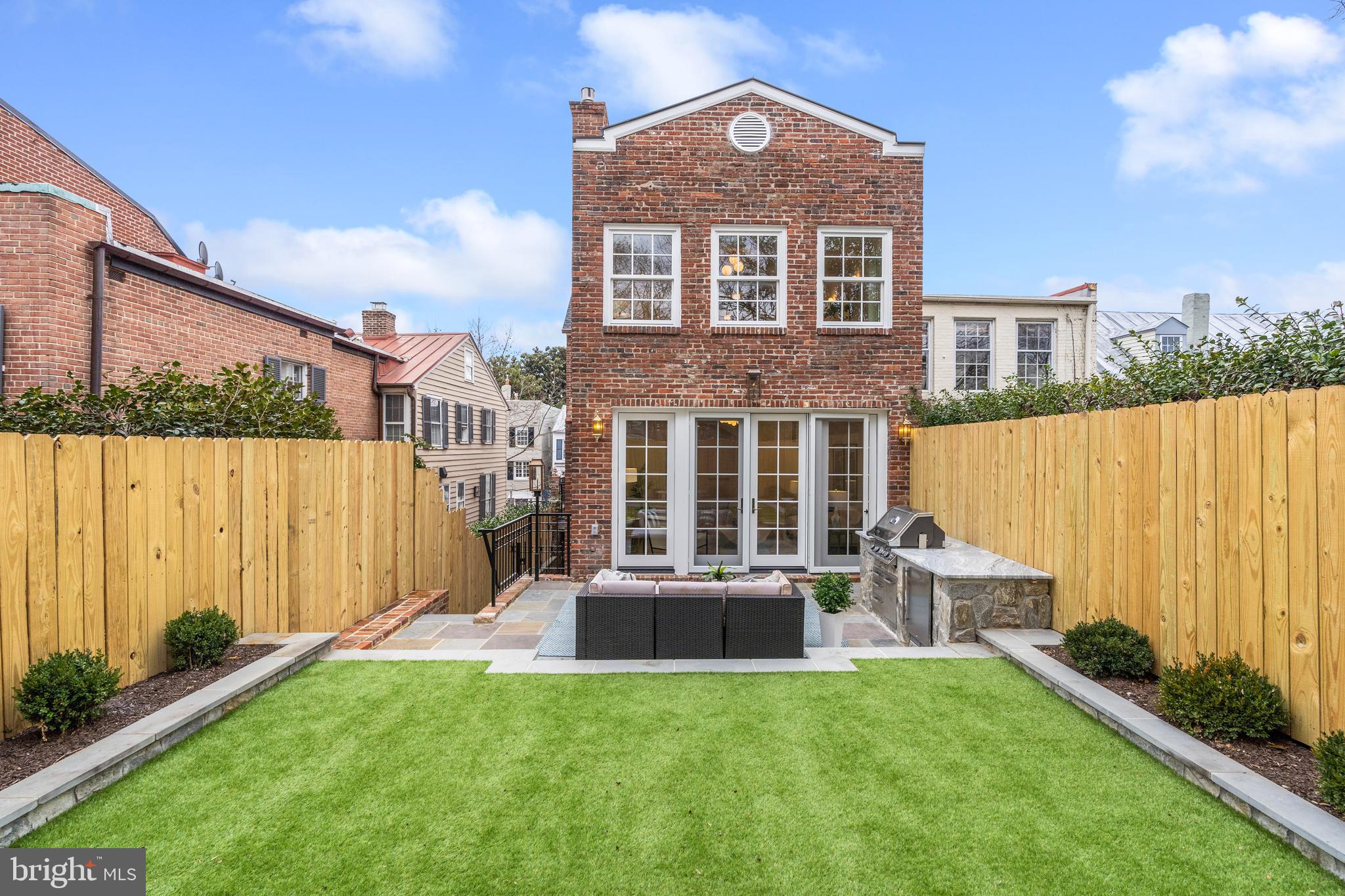 2817 Dumbarton St NW