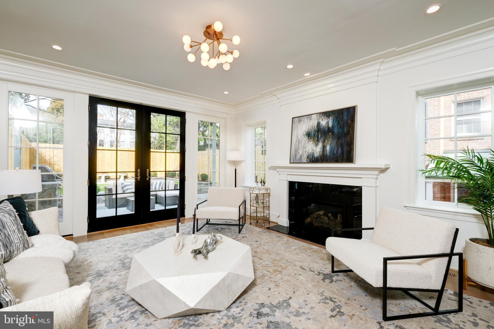 2817 Dumbarton St NW