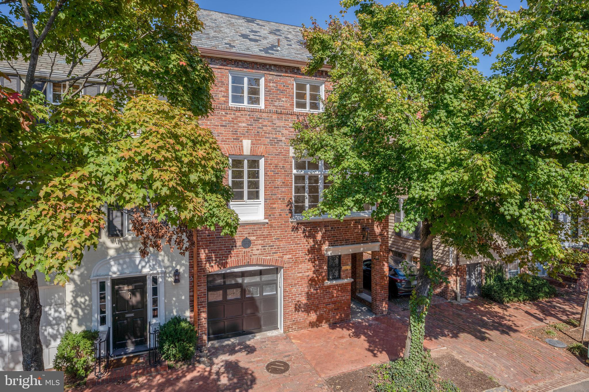 2817 Dumbarton St NW