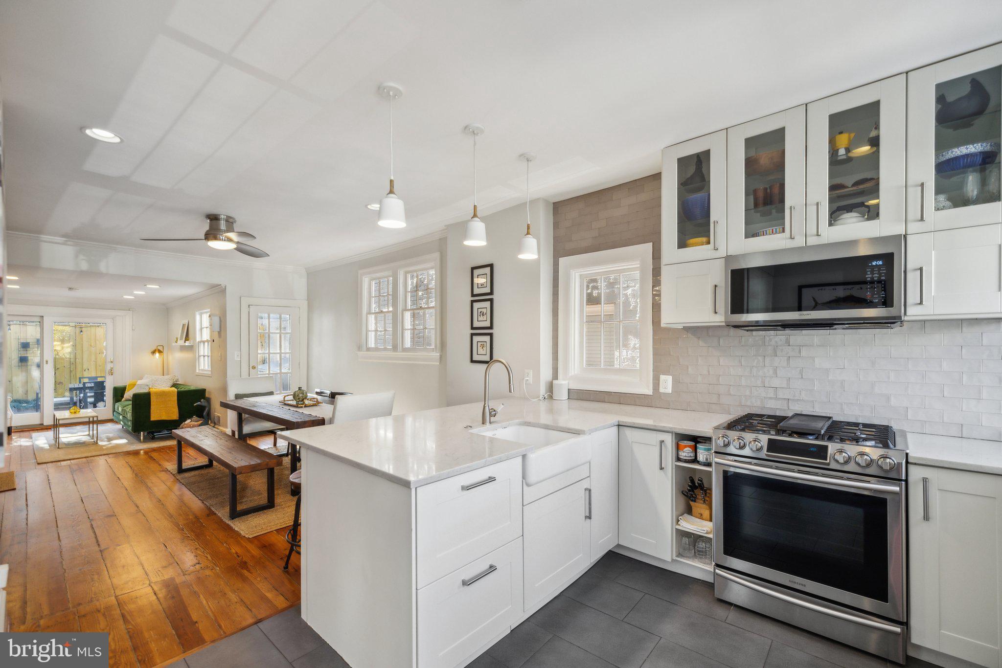 2812 Dumbarton St NW