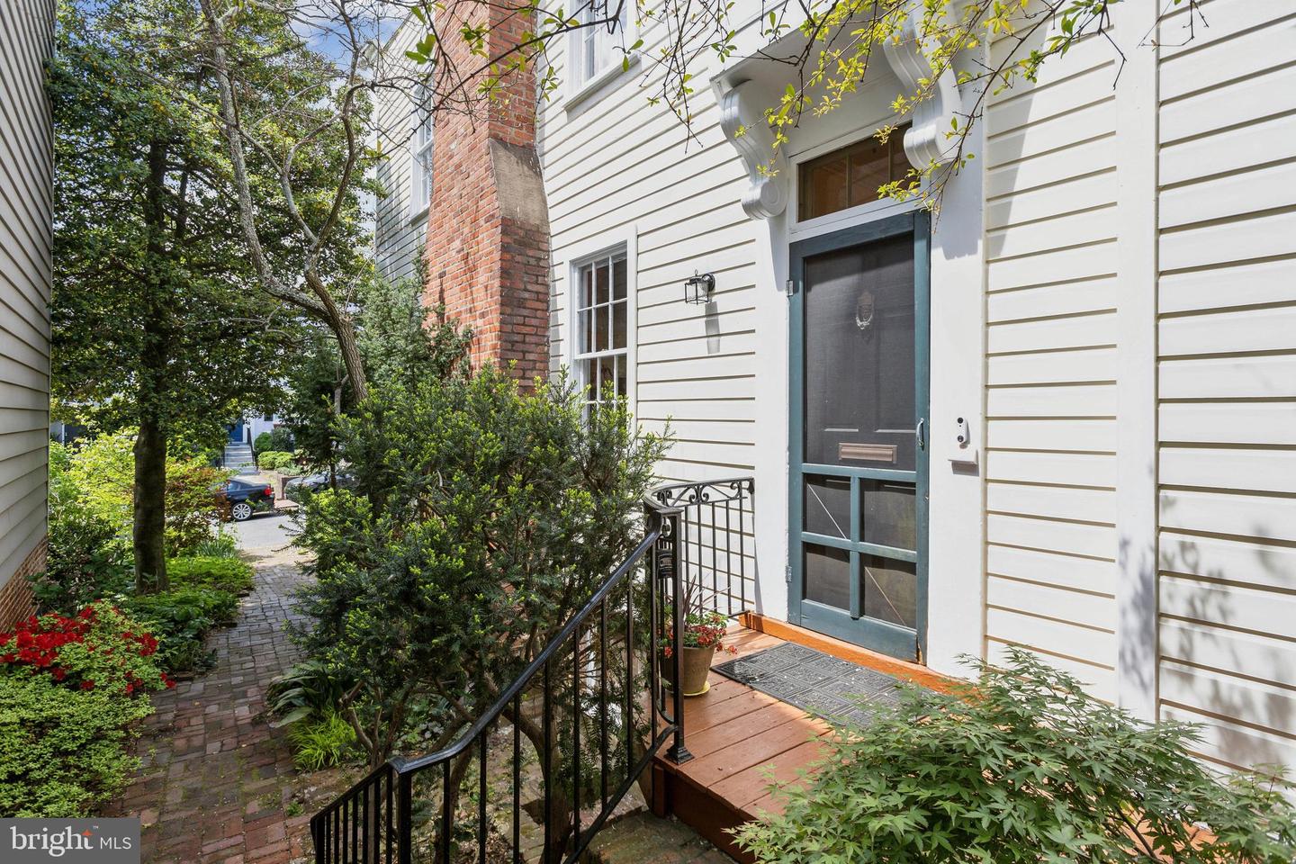 1689 32nd St NW