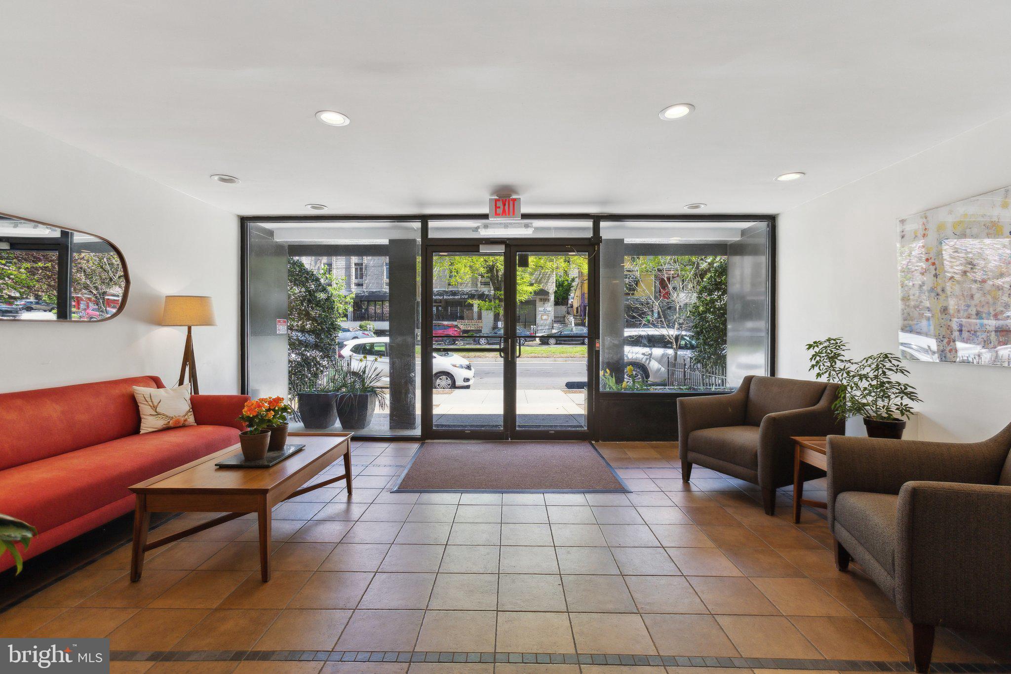 5112 MacArthur Blvd NW #104