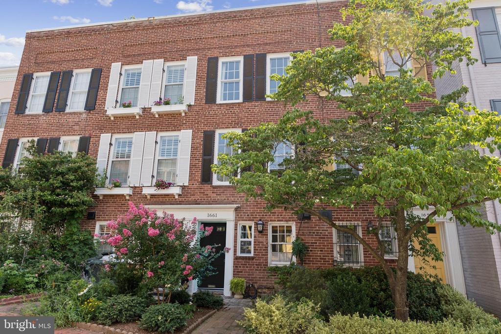 1661 32nd St NW
