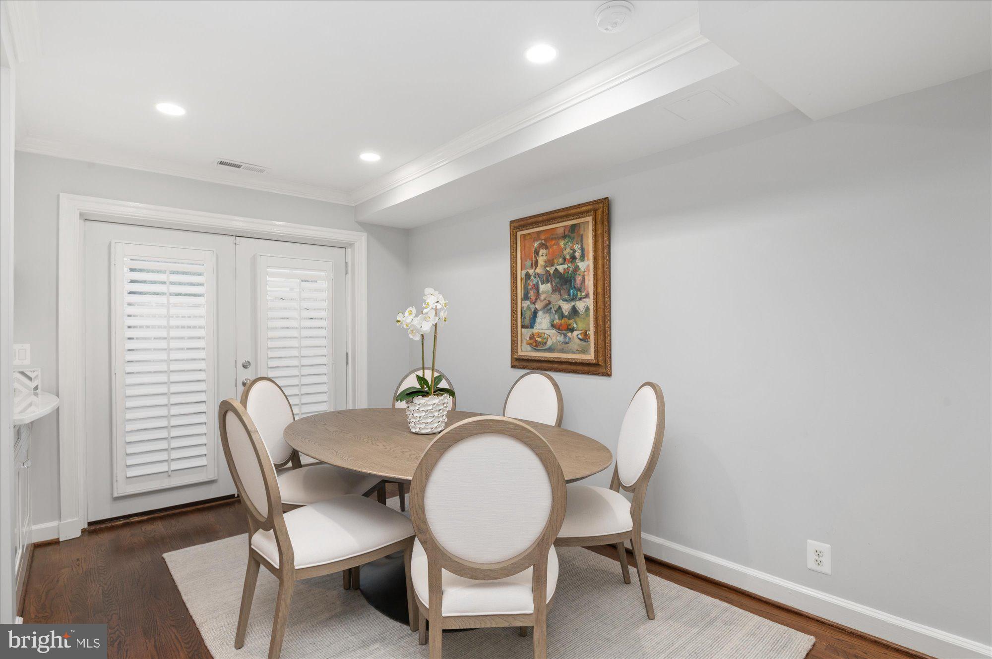 1238 ETON COURT NW T17