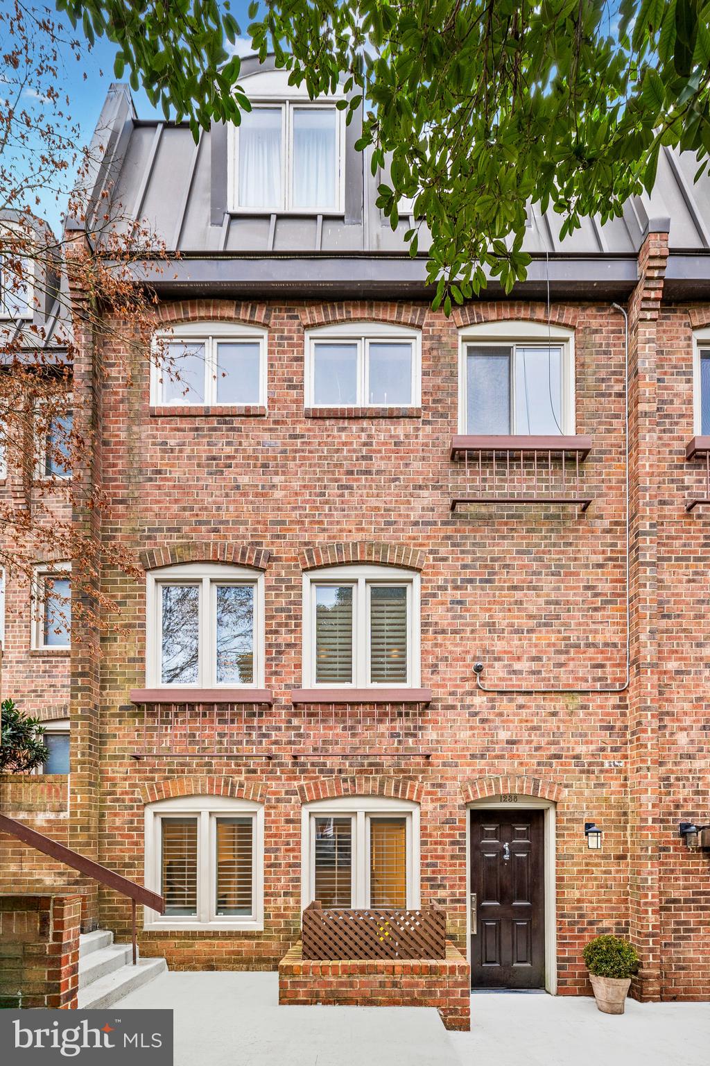 1238 ETON COURT NW T17