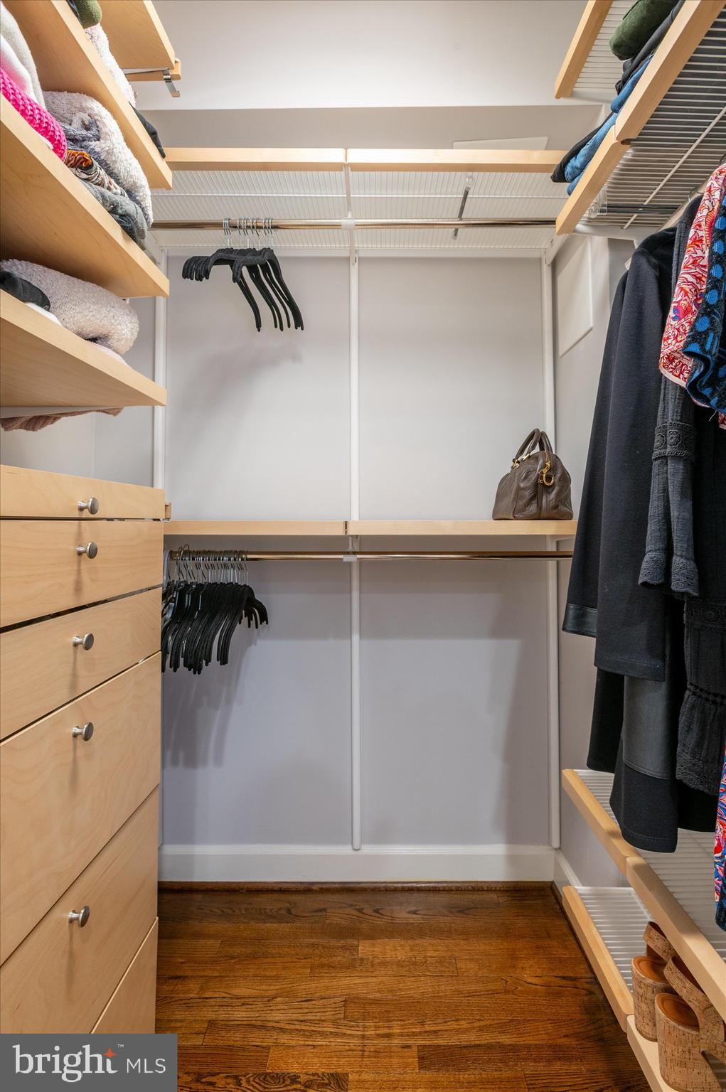 1238 ETON COURT NW T17