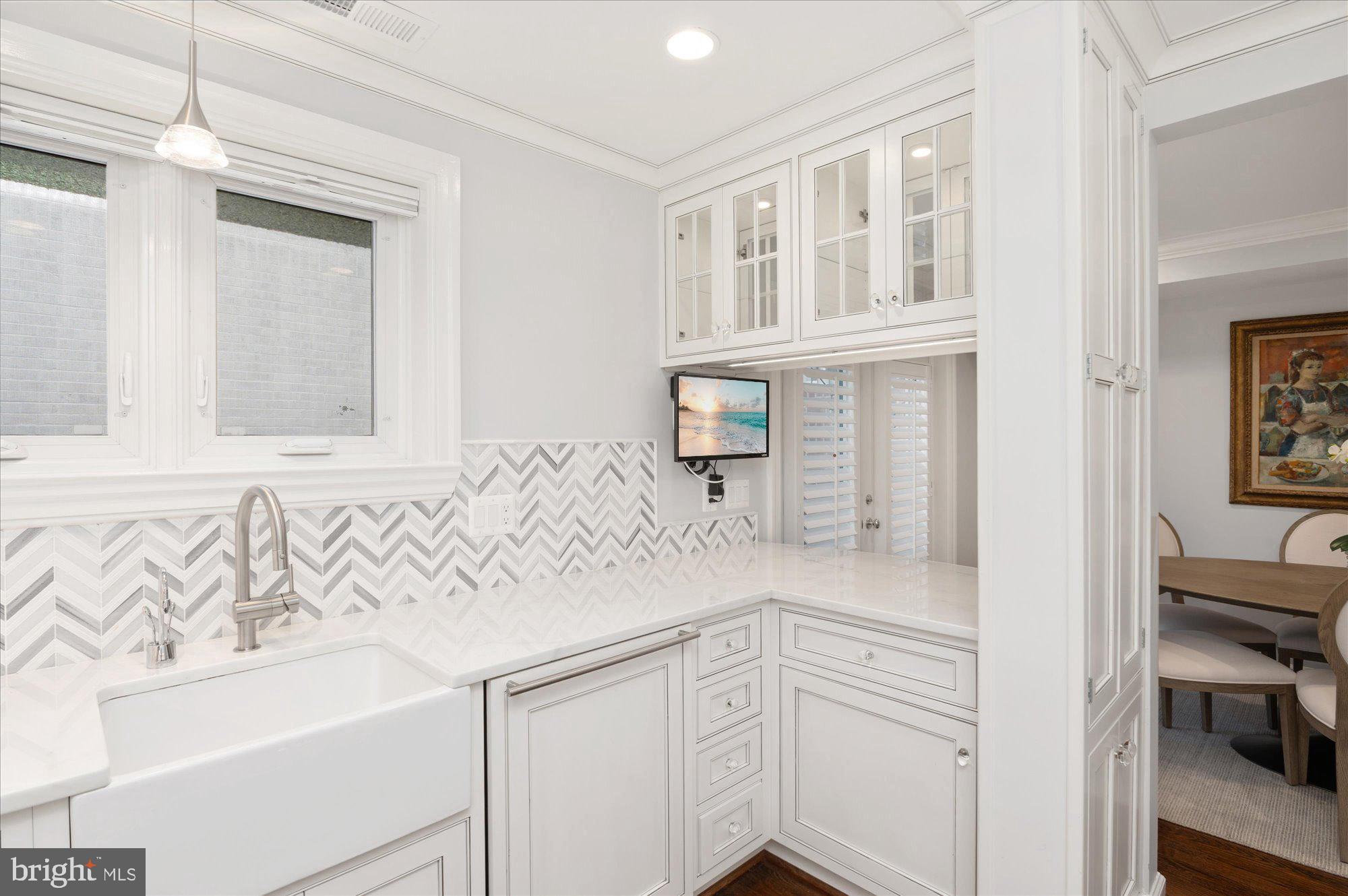 1238 ETON COURT NW T17