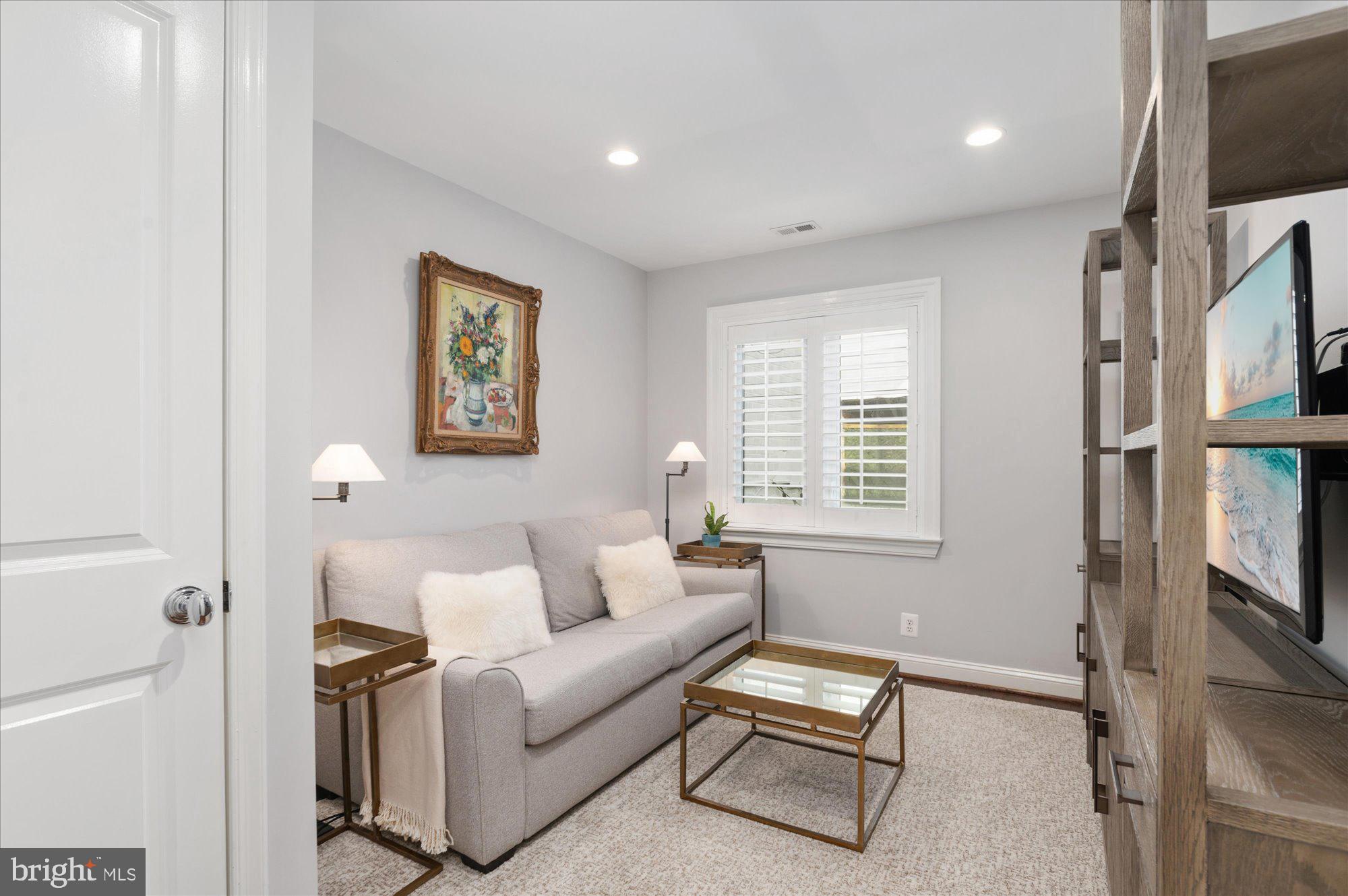 1238 ETON COURT NW T17