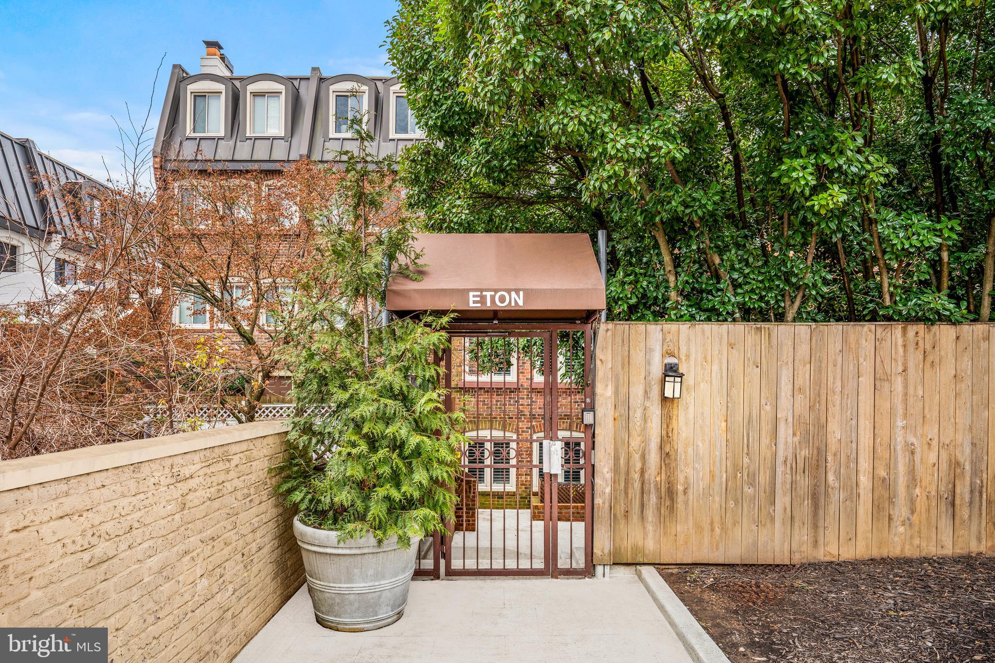 1238 ETON COURT NW T17