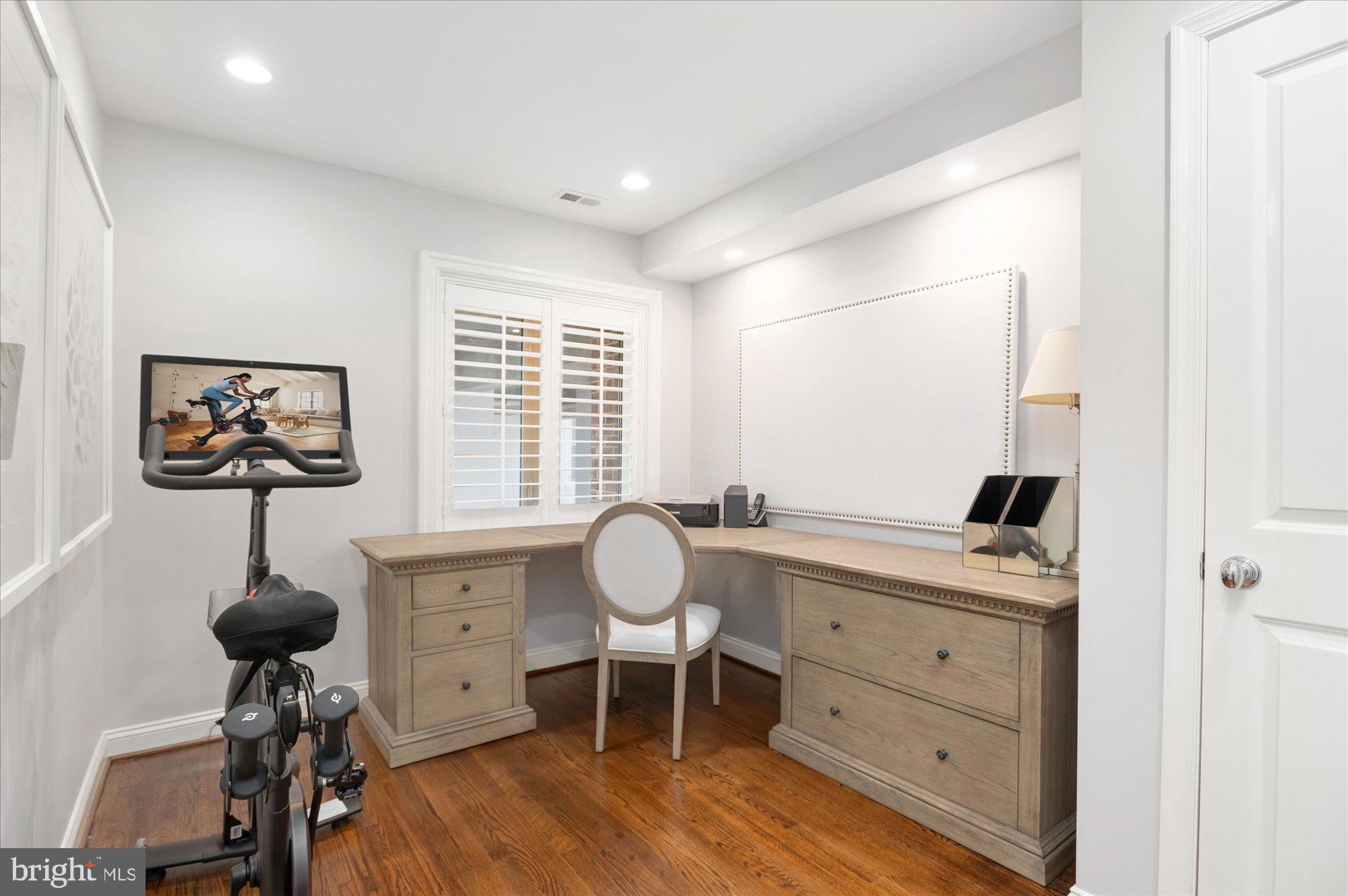 1238 ETON COURT NW T17