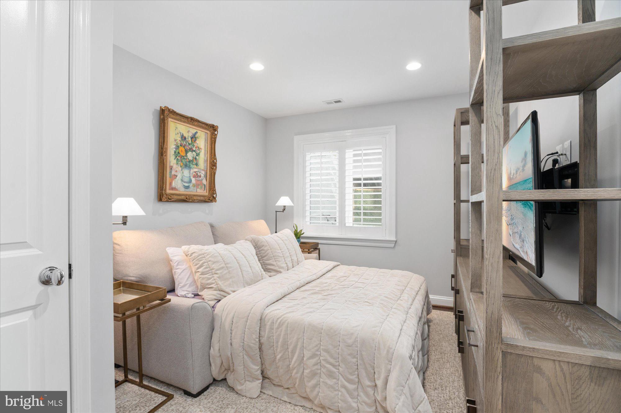 1238 ETON COURT NW T17