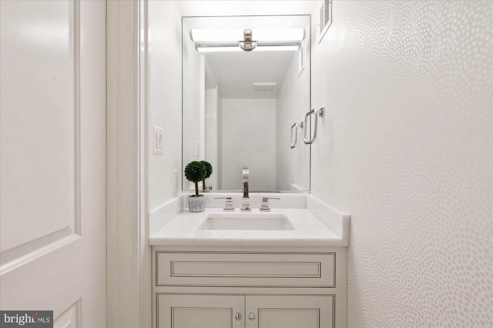 1238 ETON COURT NW T17