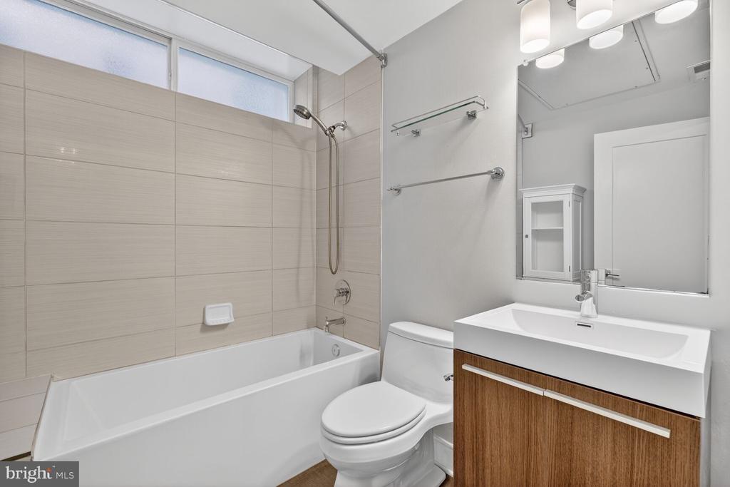 2142 O STREET NW Unit: 100
