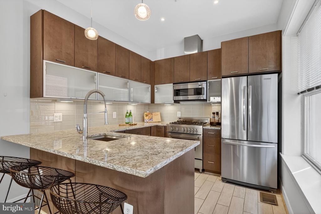 2142 O STREET NW Unit: 100