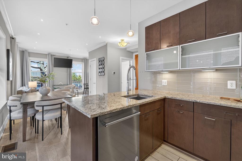 2142 O STREET NW Unit: 100