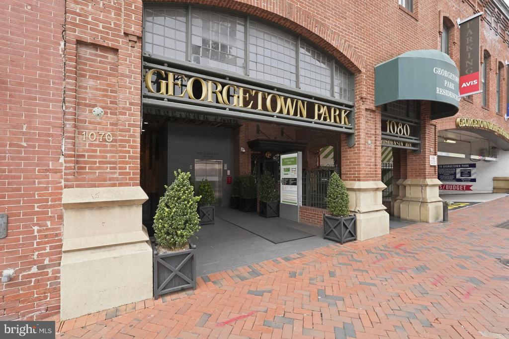1080 WISCONSIN AVENUE NW Unit: 1005