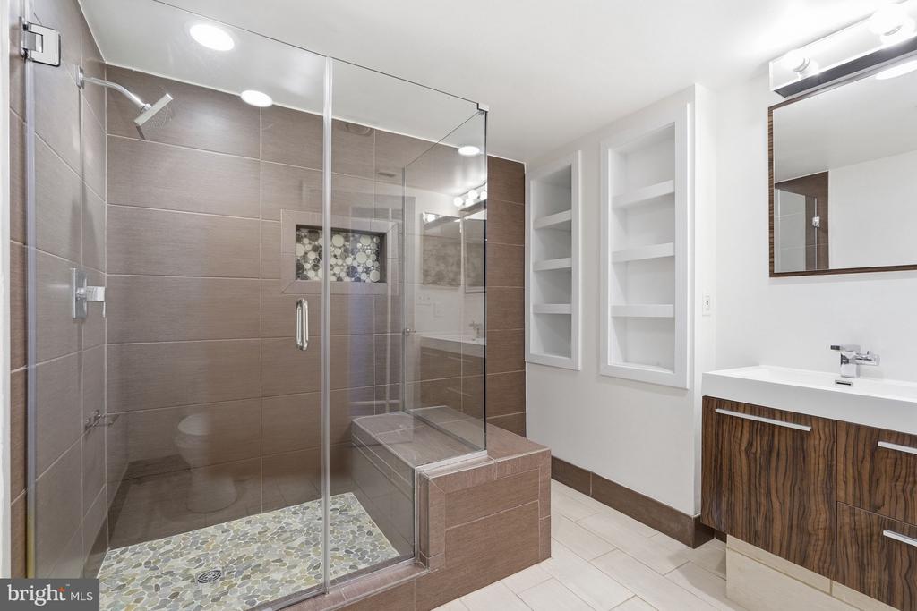 1080 WISCONSIN AVENUE NW Unit: 1005