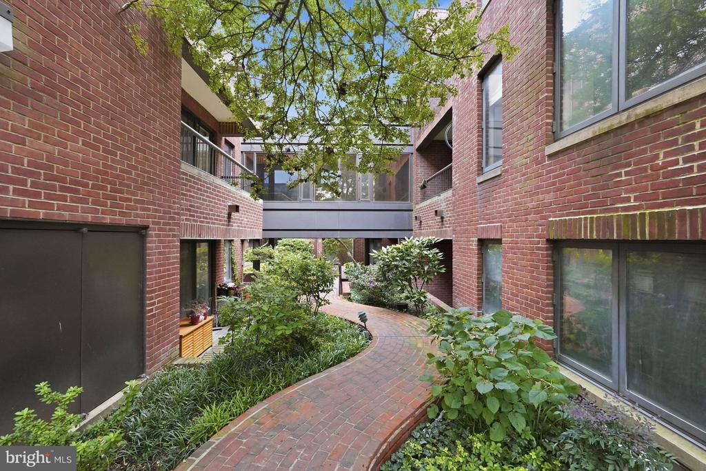1080 WISCONSIN AVENUE NW Unit: 1005