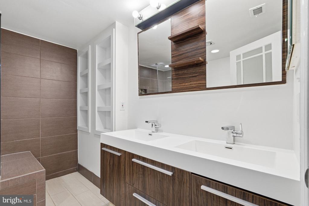1080 WISCONSIN AVENUE NW Unit: 1005
