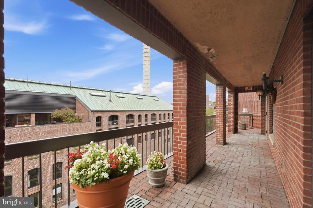 1080 WISCONSIN AVENUE NW Unit: 1005