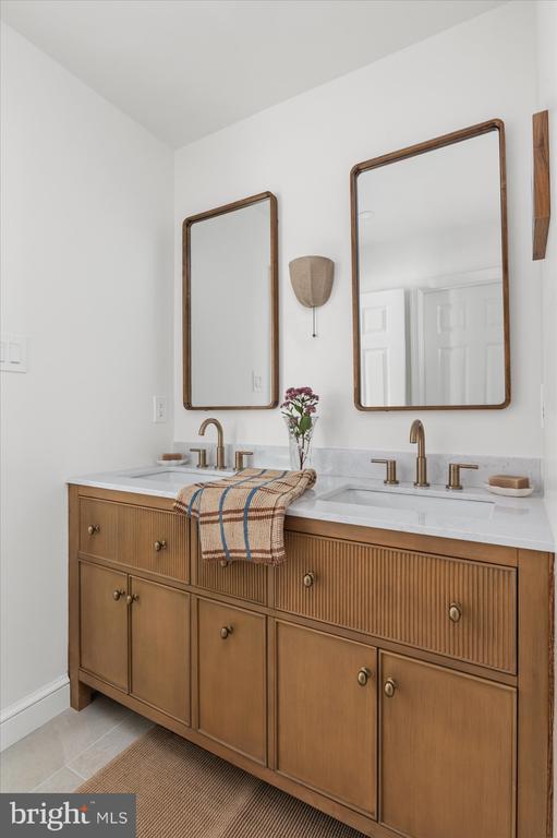 9225 LAUREL OAK DRIVE