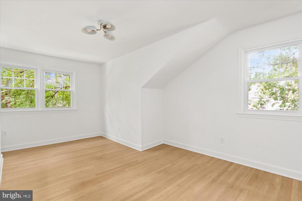 9225 LAUREL OAK DRIVE