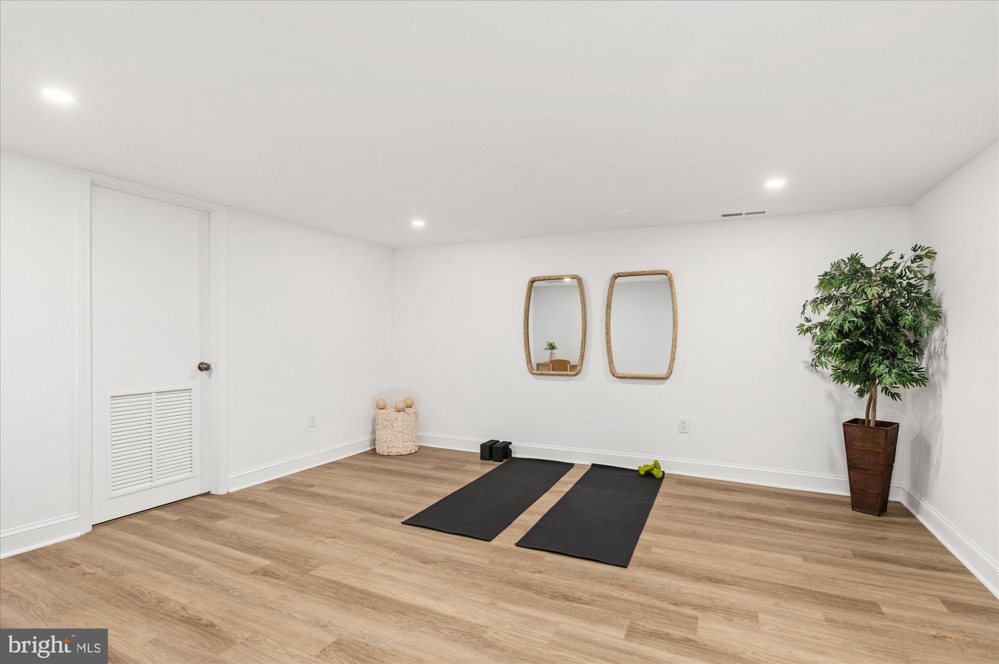 9225 LAUREL OAK DRIVE