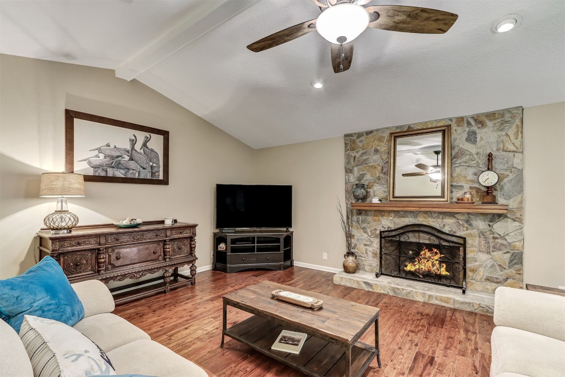 2404 LOS ROBLES DRIVE