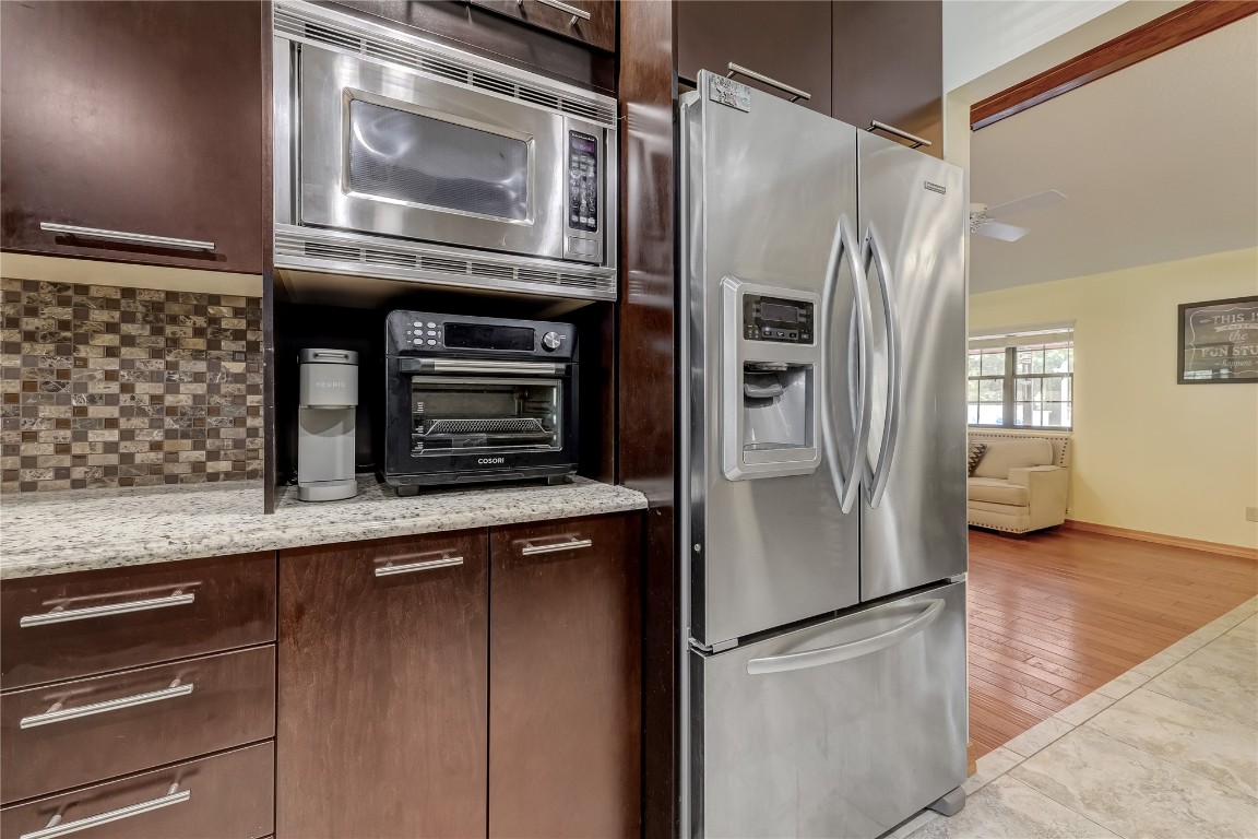 2002 RIVER OAKS DRIVE