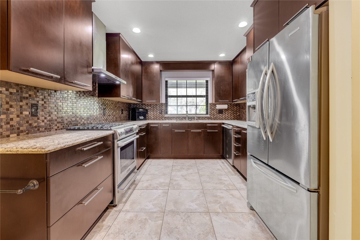 2002 RIVER OAKS DRIVE