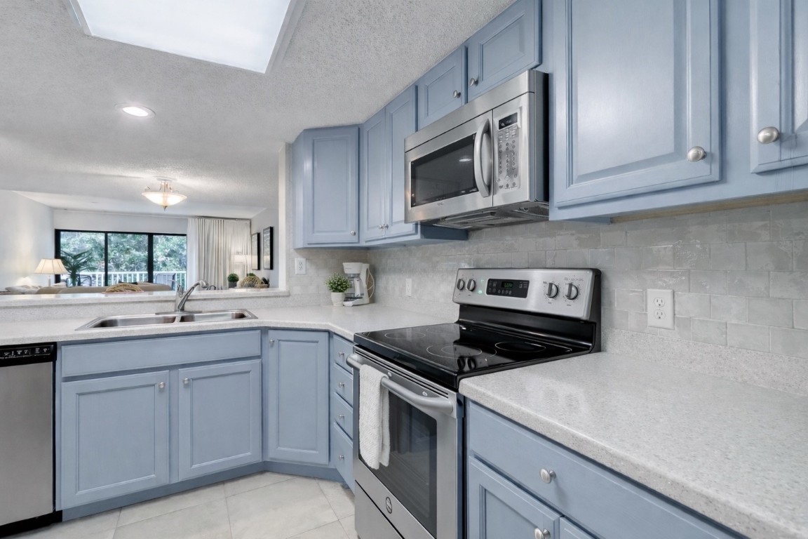 2122 BEACH WOOD ROAD 2122