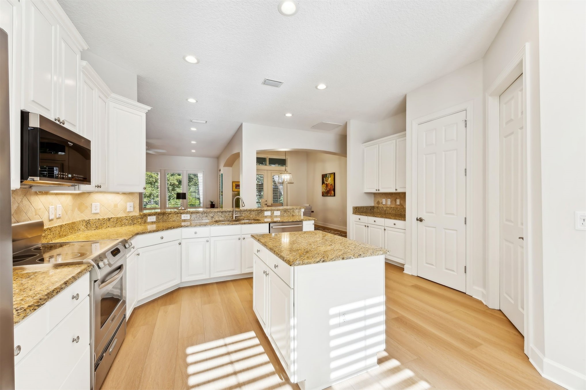 4 MOSS OAKS DRIVE
