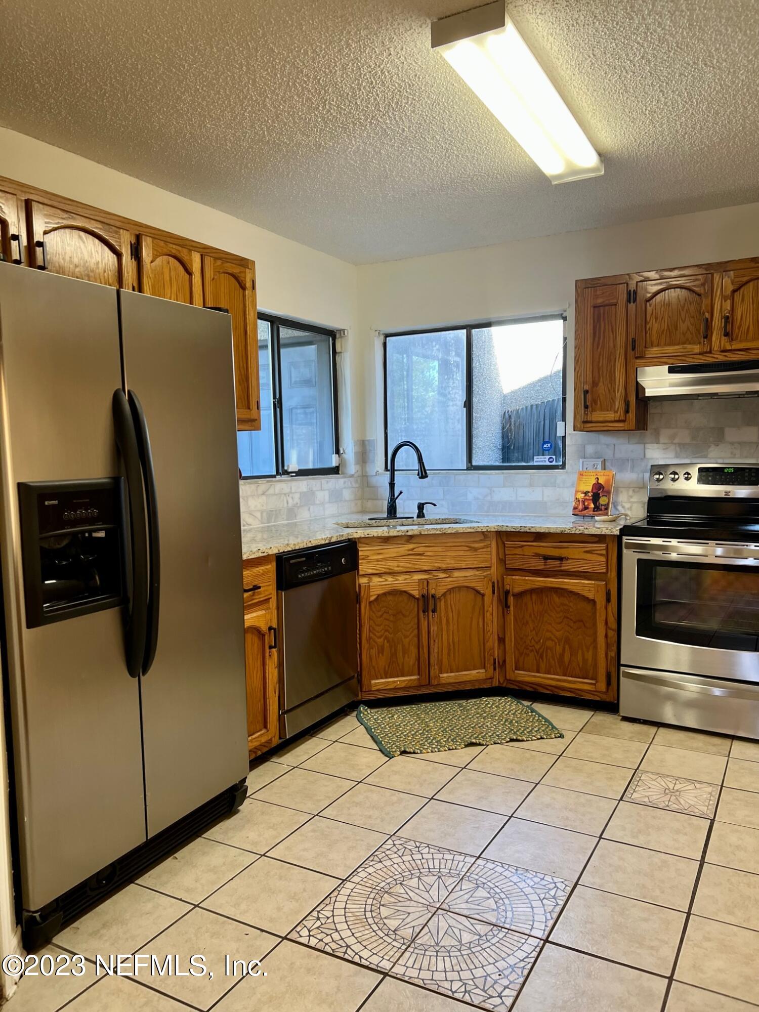 1157 W ROMAINE Circle