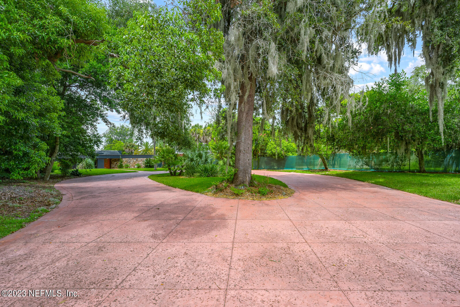 1624 RIVER BLUFF Road N