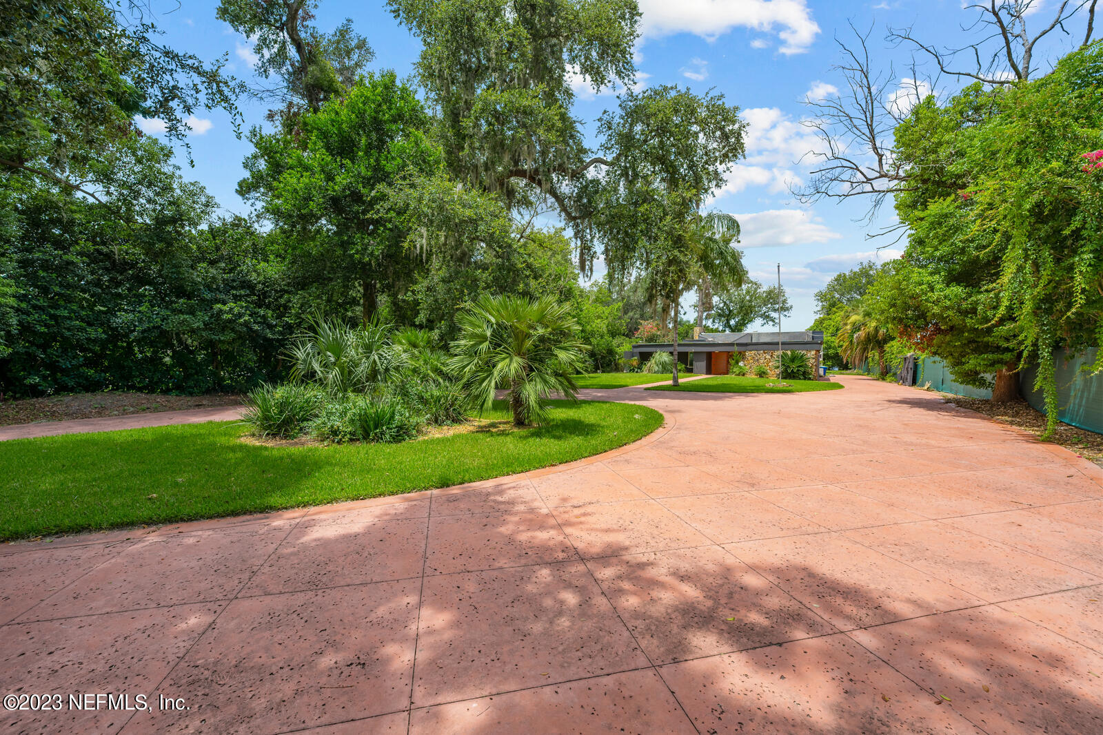1624 RIVER BLUFF Road N