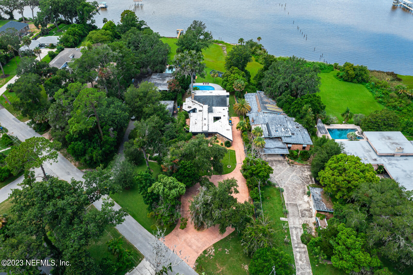 1624 RIVER BLUFF Road N