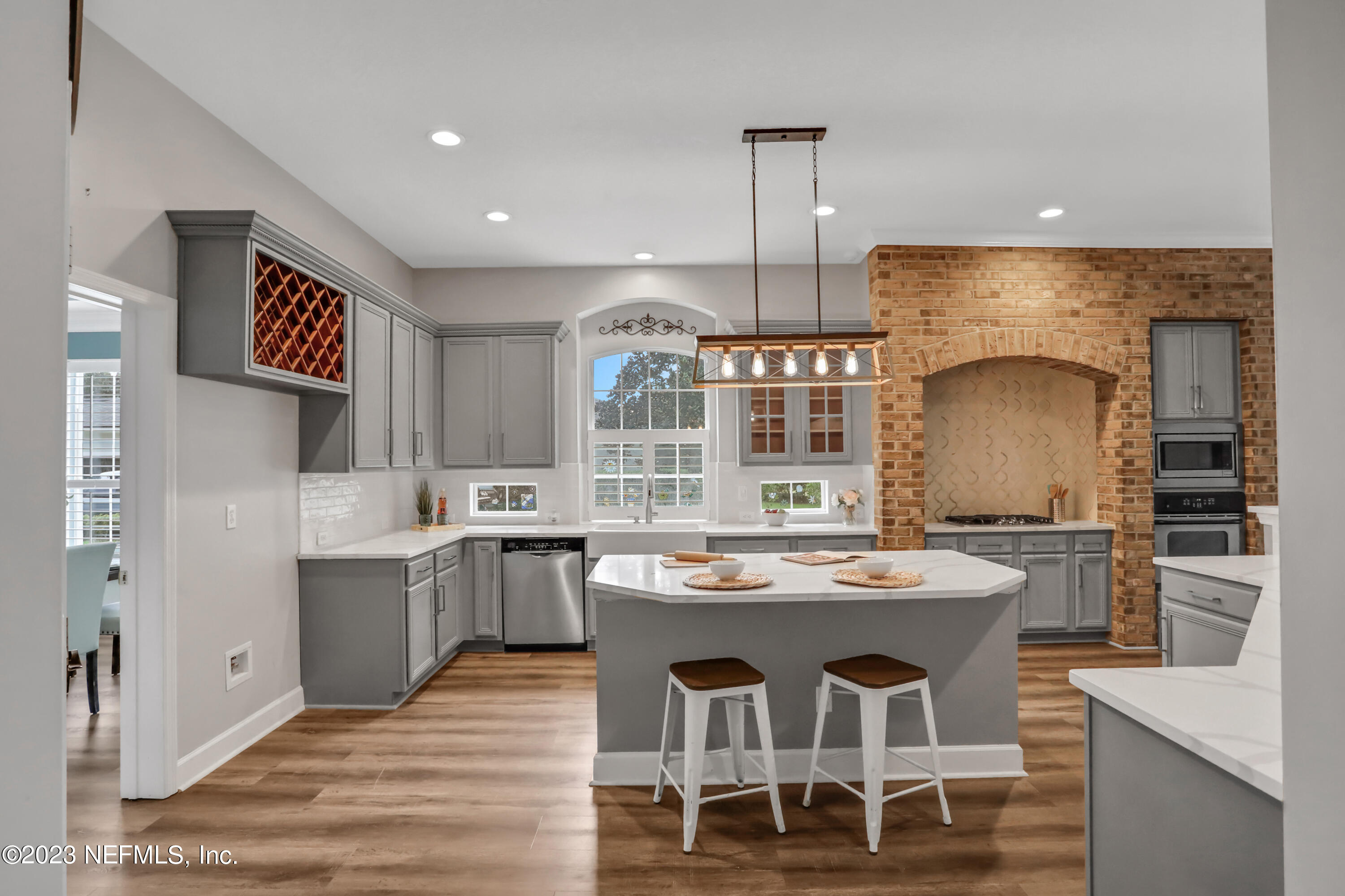 1885 FOREST GLEN Way