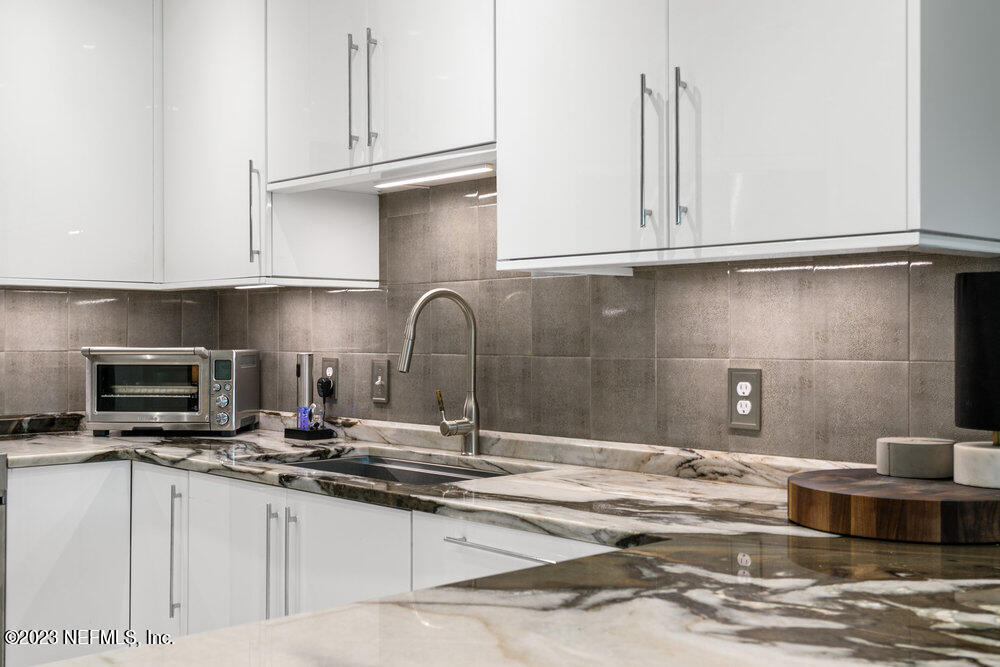 1701 THE GREENS Way, 1511