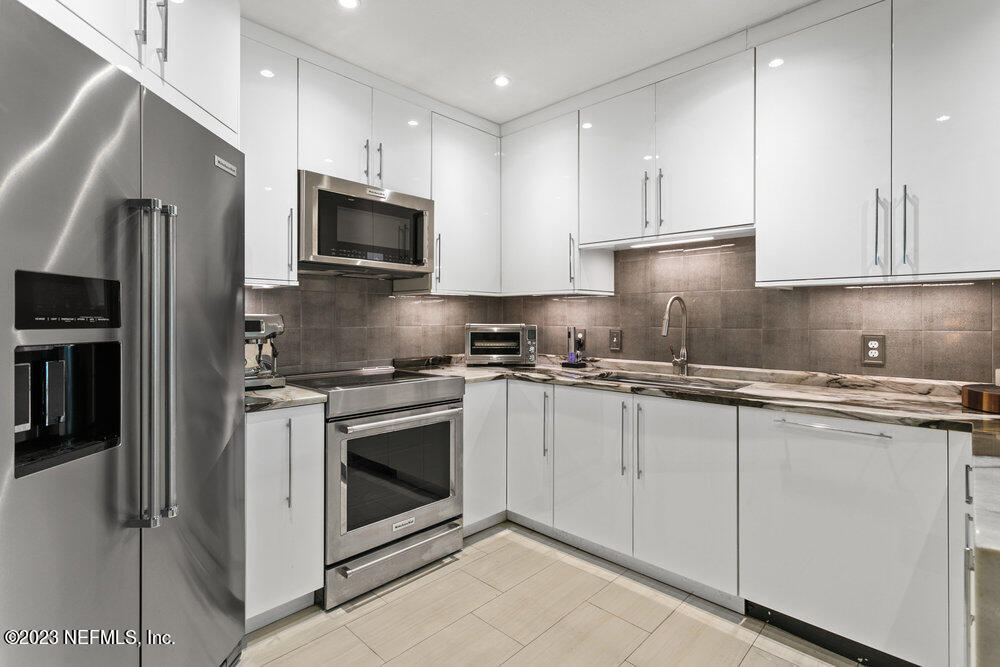 1701 THE GREENS Way, 1511