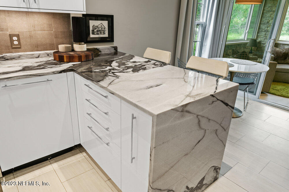 1701 THE GREENS Way, 1511