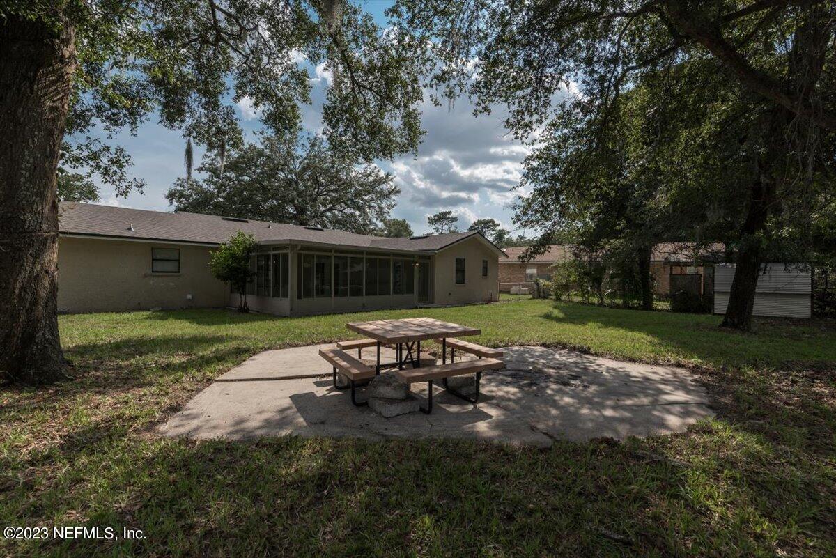 1235 SQUIRREL Lane N