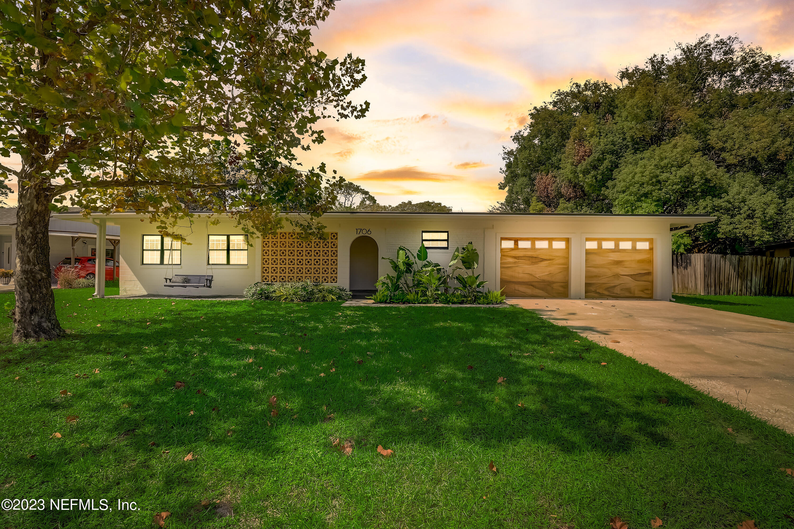 1706 SUNSET Drive