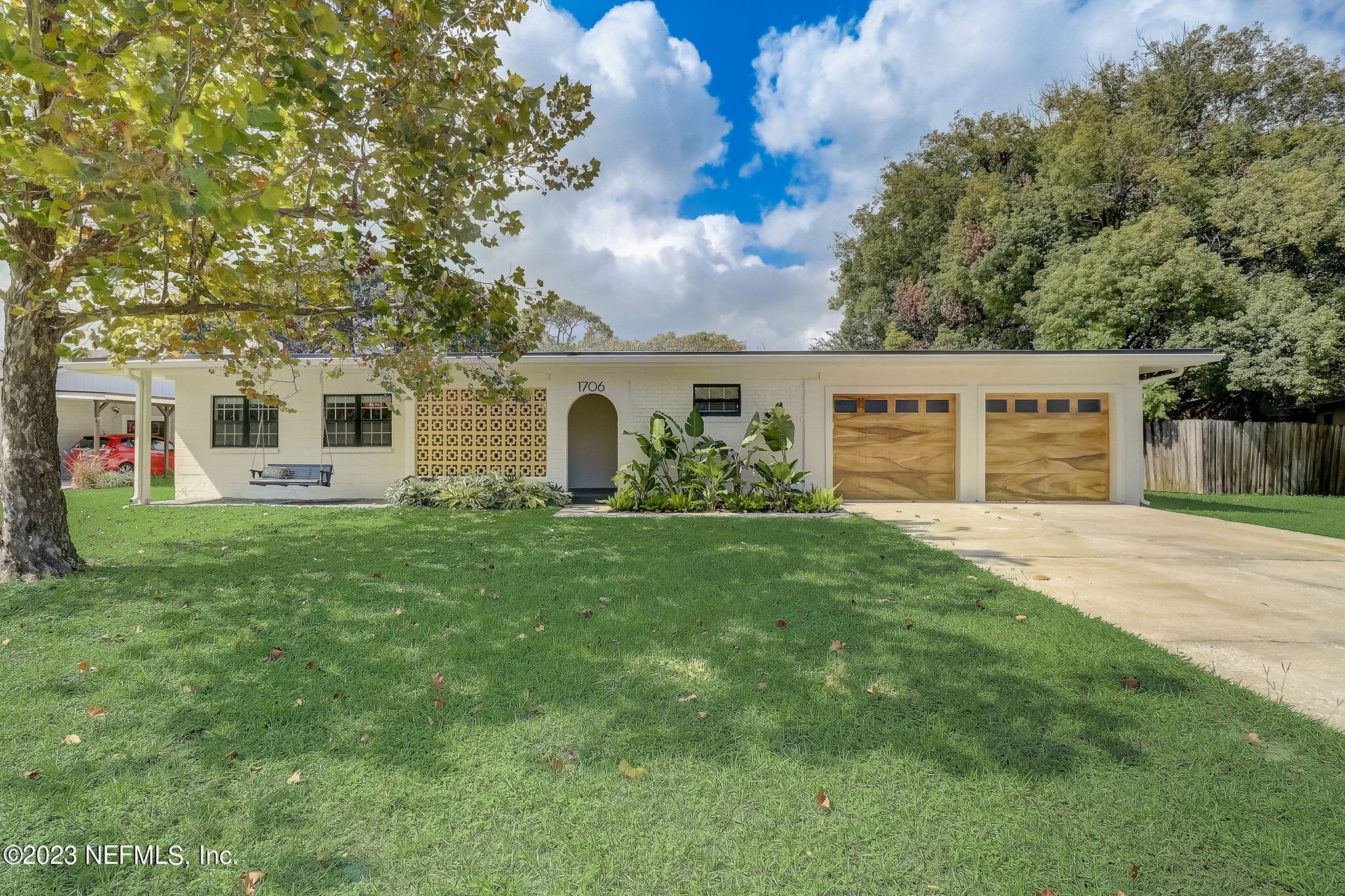 1706 SUNSET Drive
