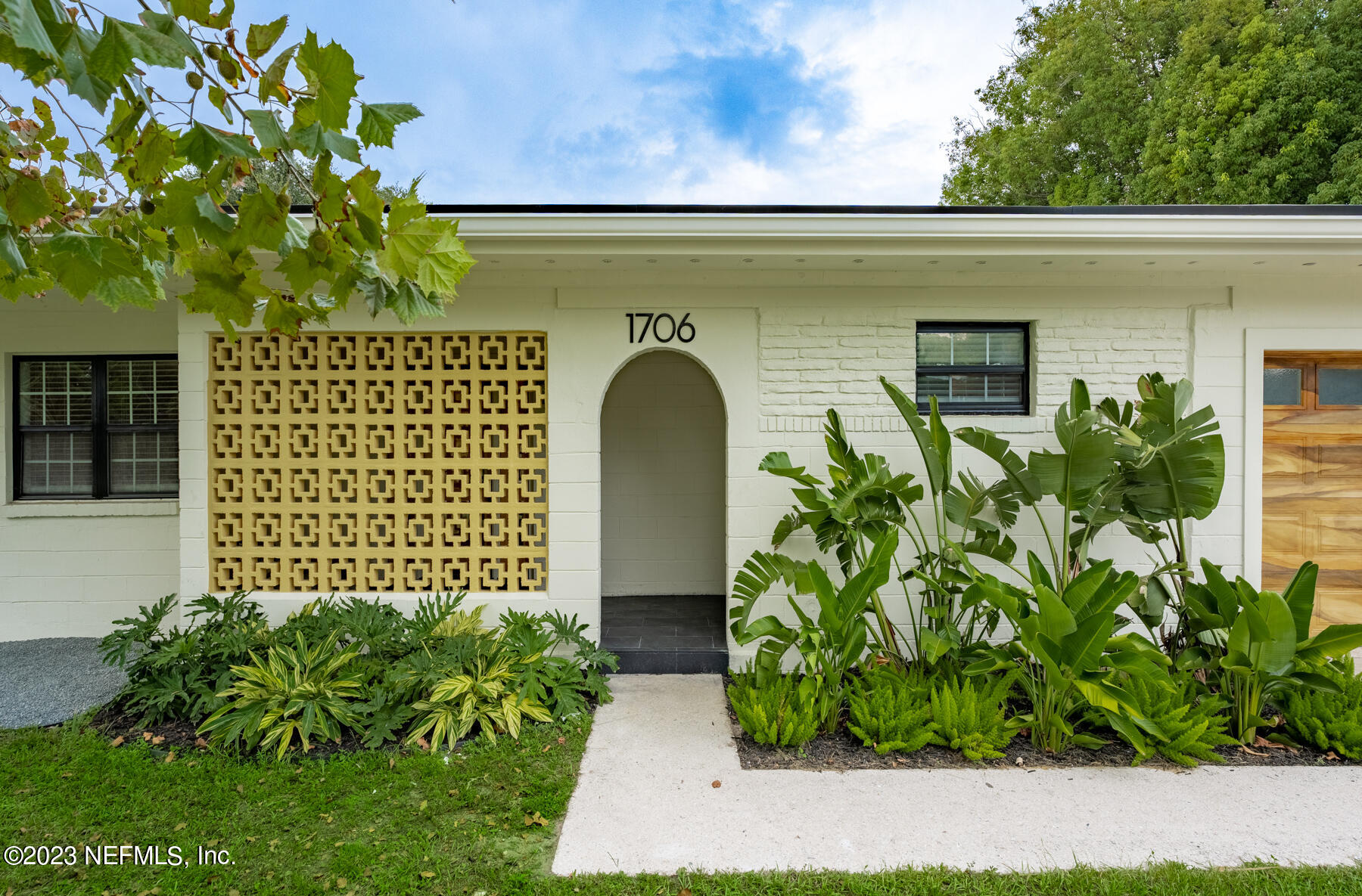 1706 SUNSET Drive