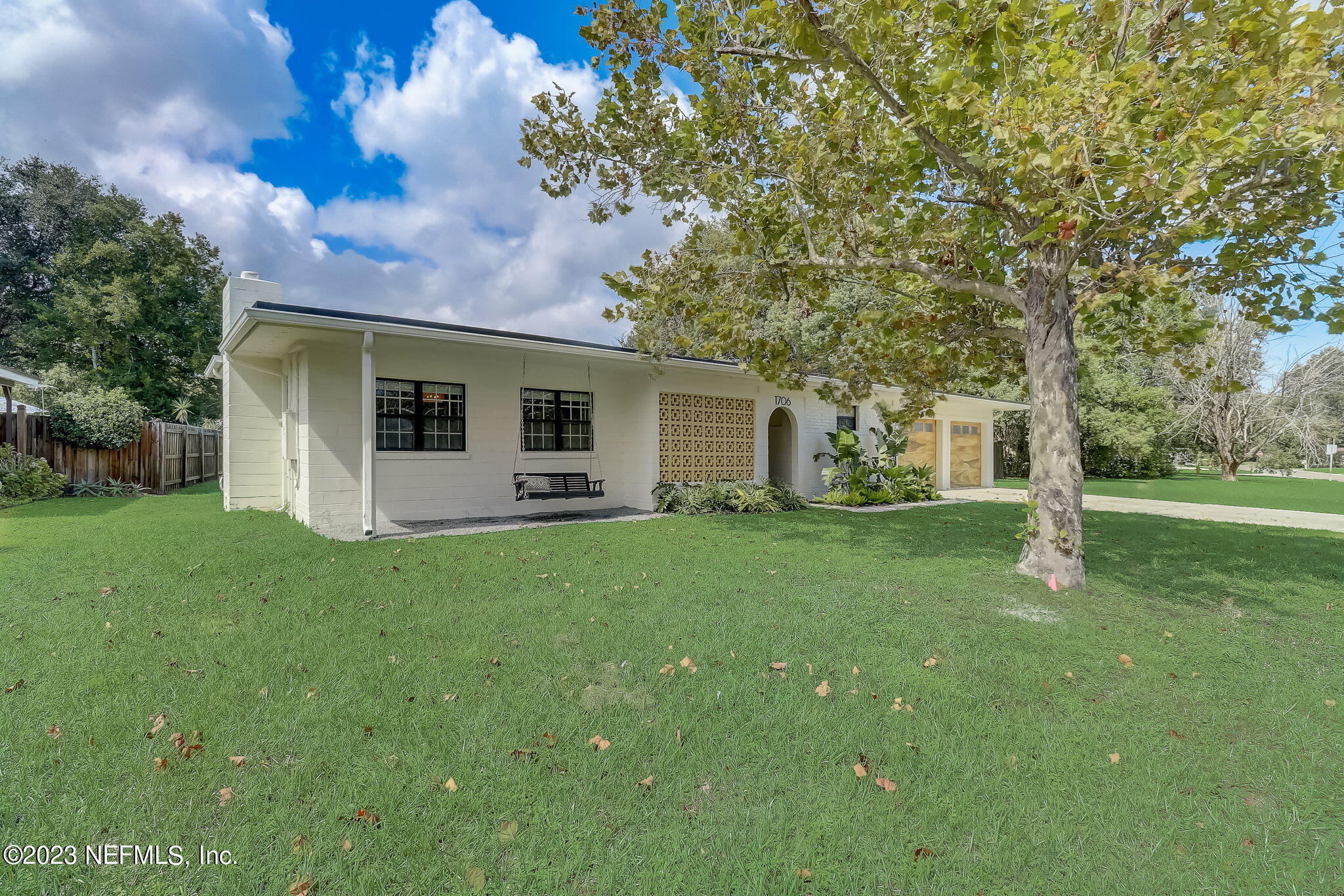 1706 SUNSET Drive