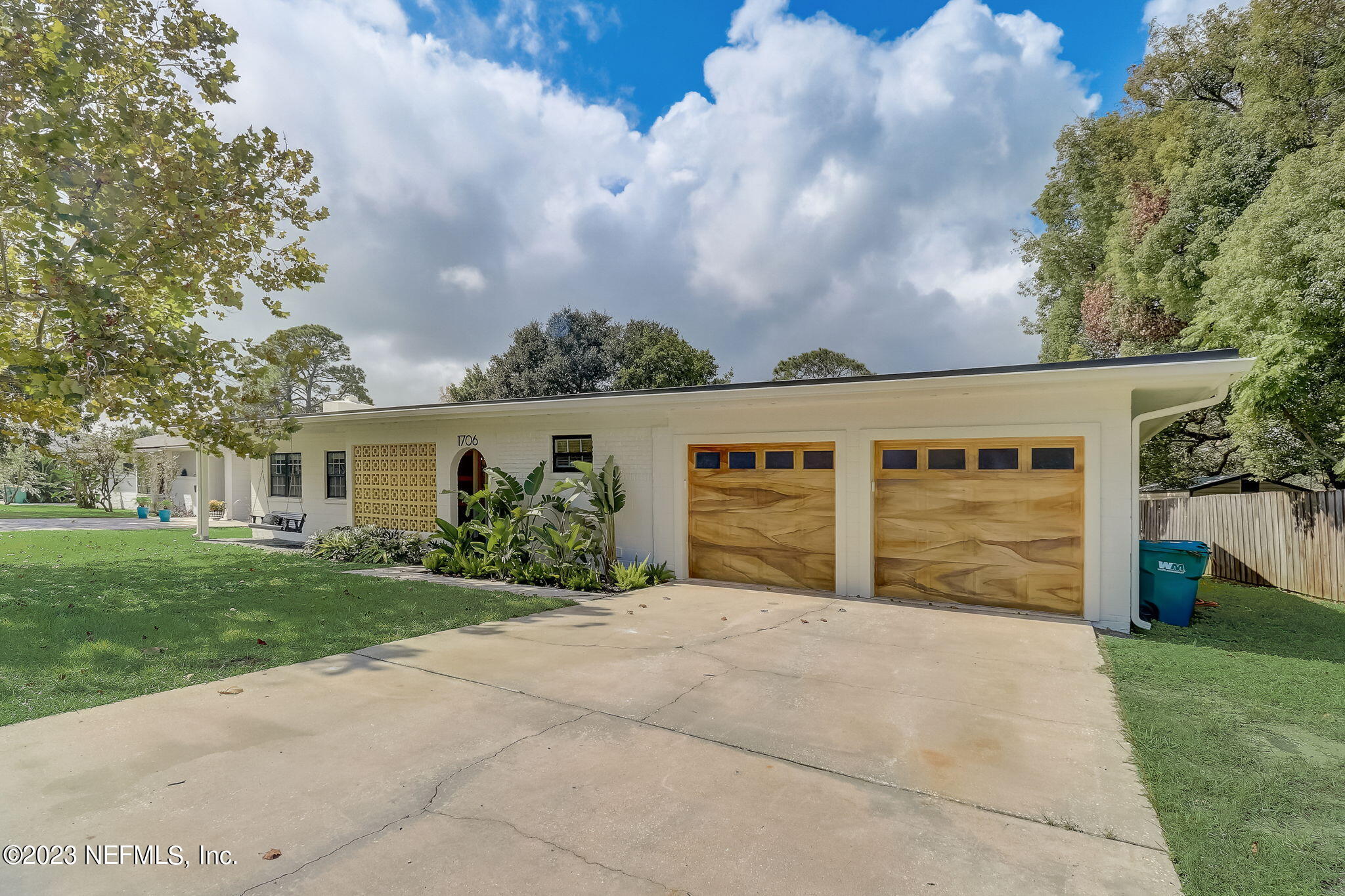 1706 SUNSET Drive