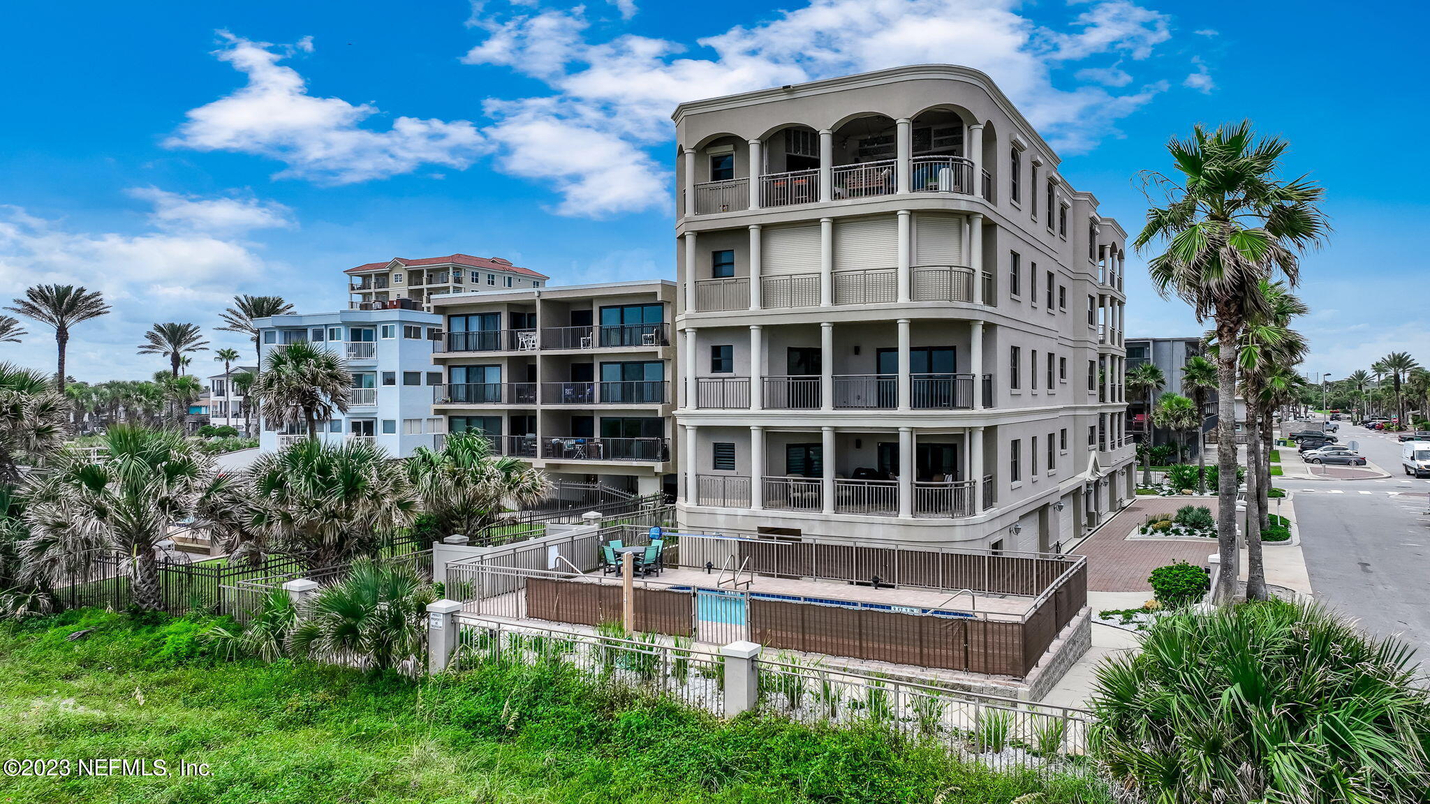 405 1ST Street S, 211